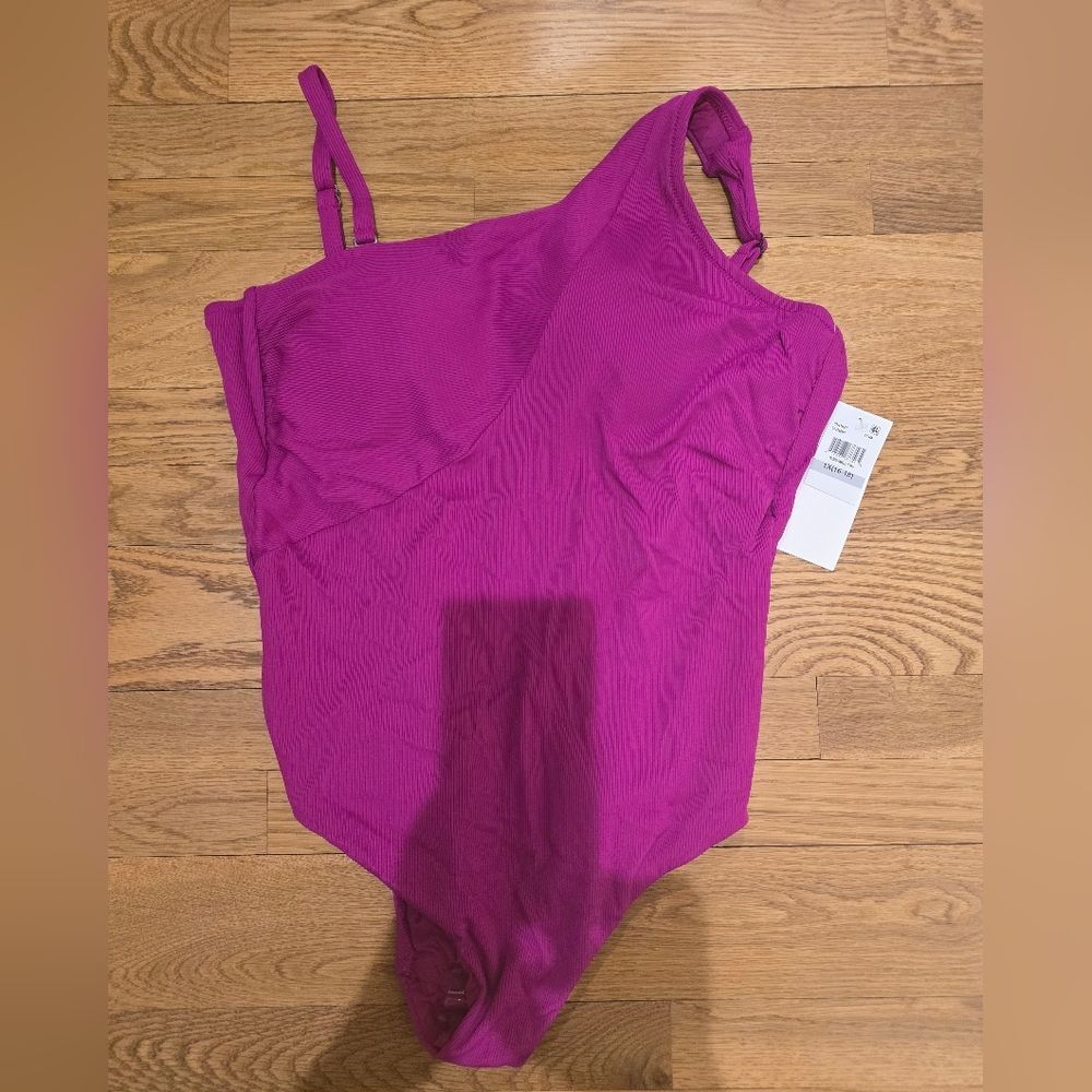 NWT 2023 BECCA BY REBECCA VIRTUE Pink Ribbed Asymmetrical One Piece Swimsuit 1X - Picture 3 of 5